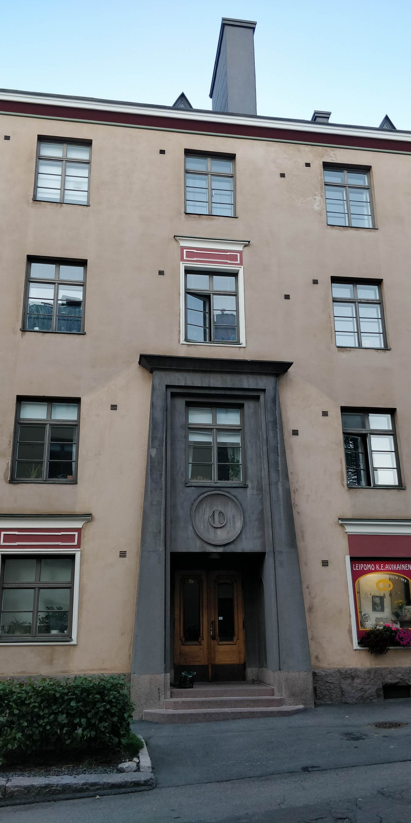 Kerrostalon julkisivu ja pääovi Helsingissä